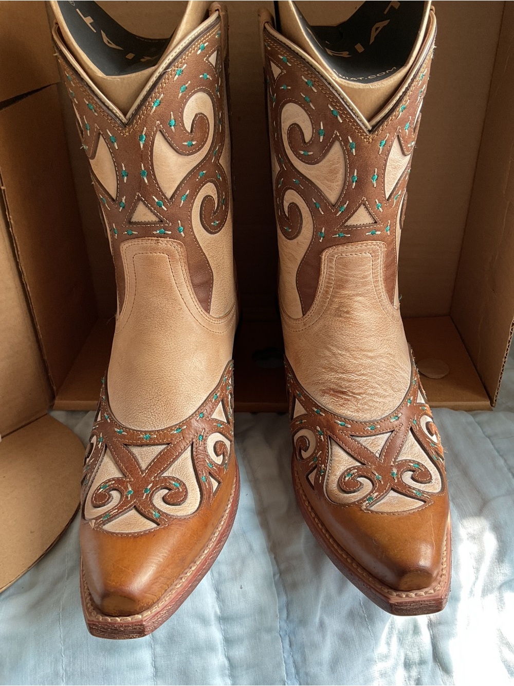 NWT in Original box Ariat RIO 2 Tone Tan Brown Layer Turquoise Western Embroidry - Picture 7 of 14